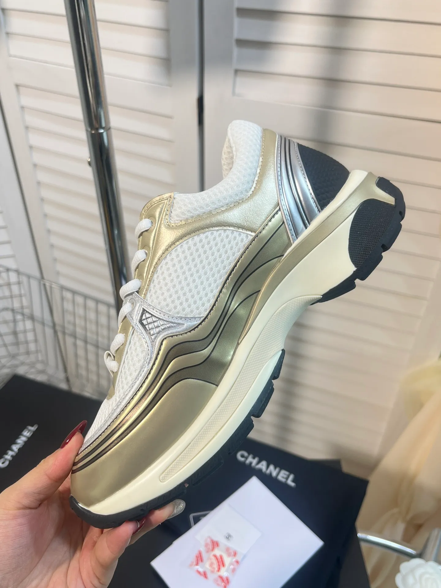 👟👟Ex-factory price 640👟👟 Women's shoes, women's clothing, men's +10chanel Chanel 2023 early spring vacation series, the latest casual sports shoes, silver white, gold white, silver gray, black and red! Incomparably beautiful and easy to wear, very light, the lining is also super soft, super comfortable, the upper is breathable, the color is high-end and durable, versatile. Upper: cowhide and cloth stitching. Lining: breathable mesh. Original foam combination outsole. Size: 35-45.